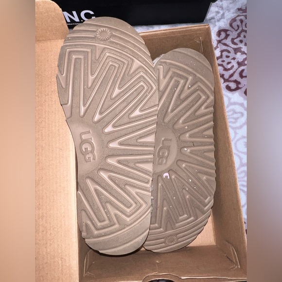 Ugg metallic slippers size 5 girl but 7 women’s - Picture 3 of 4